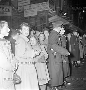 Schaulustige bei der Wiedereröffnung der Wiener Staatsoper. Photographie. 1955.