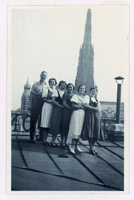 Gruppe auf einem Hausdach in Wien, © IMAGNO/Skrein Photo Collection