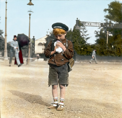 Junge herzt eine Taube, © IMAGNO/Öst. Volkshochschularchiv