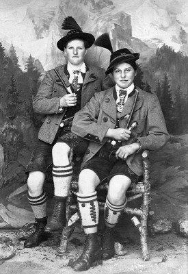 Knaben in Tracht vor gemalter Bergkulisse, © IMAGNO/Austrian Archives (S)