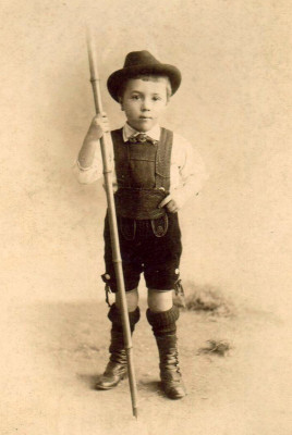 Bub in Tracht mit Wanderstock, © IMAGNO/Austrian Archives