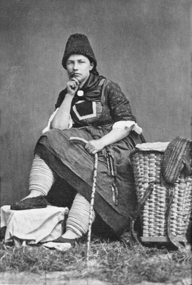 Frau in Tracht aus Alpbach, © IMAGNO/Austrian Archives