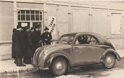 Ein Volkswagen vor einer Tabak Trafik, © IMAGNO/Austrian Archives