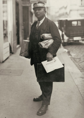 Wiener Dienstmann auf der Straße, © IMAGNO/Austrian Archives