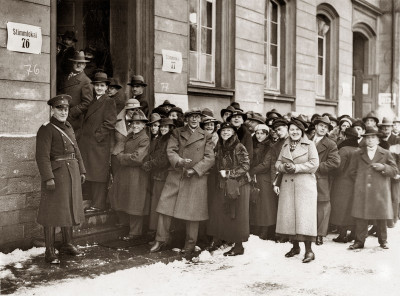 Abstimmungsberechtigte vor Wahllokal, © IMAGNO/Austrian Archives (S)
