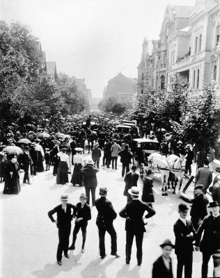 Zuschauer vor dem Wohnhaus Herzls, © IMAGNO/Austrian Archives
