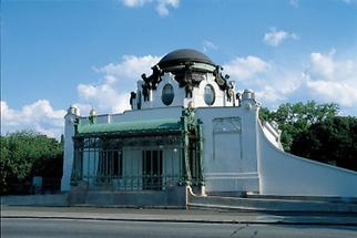 Stadtbahnstation von Otto Wagner mit Kuppel