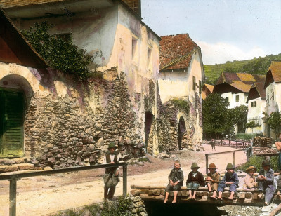 Kinder sitzen auf einer Brücke in der Bachgasse, © IMAGNO/Öst. Volkshochschularchiv