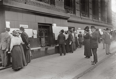 Man liest die Verlustlisten in Wien, © IMAGNO/Austrian Archives