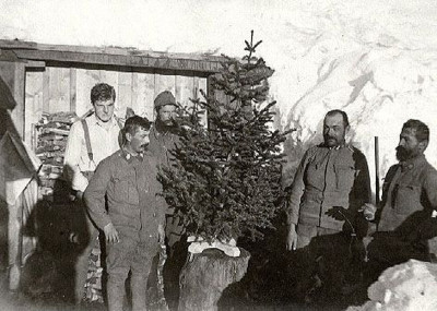 Gruppe um den Weihnachtsbaum, © IMAGNO/Austrian Archives