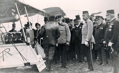 Franz Joseph I. mit dem Piloten einer Etrich-Taube, © IMAGNO/Austrian Archives