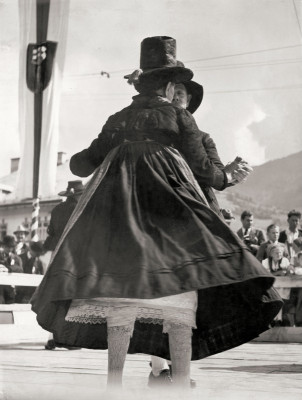 Tanzendes Paar in Pinzgauer Tracht, © IMAGNO/Austrian Archives