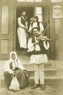 Zigeunermusiker vor einer Schenke, © IMAGNO/Austrian Archives