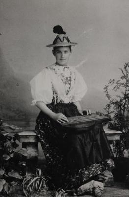 Mädchen mit Zither in Ausseer Tracht, © IMAGNO/Austrian Archives