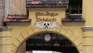 Portal des alten, ehemaligen Verwaltungsgebäudes