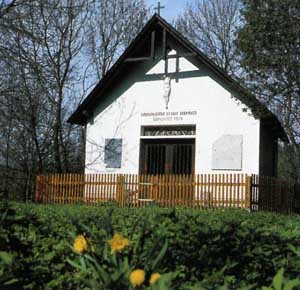 Eine kleine Kapelle befindet sich an der Stelle, wo einst die Kirche St. Peter stand.