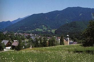 Blick von der Kirche in Richtung Burg