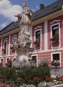 Statue des heiligen Nepomuk vor einem ehemaligen Gewerkenhaus am Marktplatz