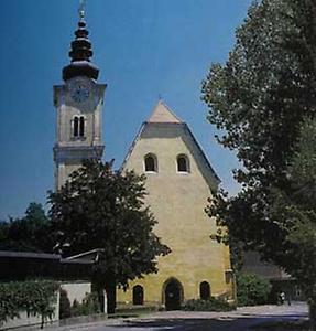 Die Dreifaltigskeitskirche aus dem 16. Jh - ein spätgotischer Bau mit reichem Netzrippengewölbe, Rokkoko-Hochaltar mit gotischer Dreifaltigkeitsgruppe und Barockkanzel.