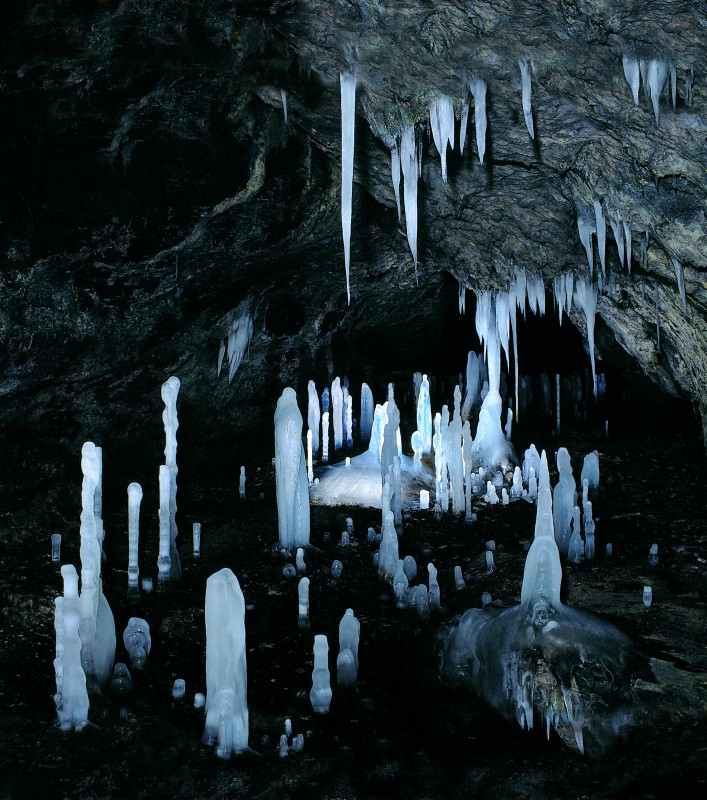 Stalagmiten und Stalaktiten aus Eis!