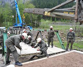 Pioniere errichten eine Bailey Brücke