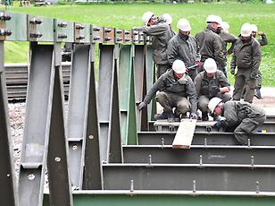 Pioniere errichten eine Bailey Brücke