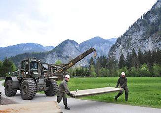 Pioniere errichten eine Bailey Brücke