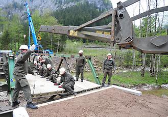 Pioniere errichten eine Bailey Brücke