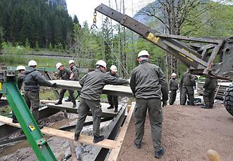 Pioniere errichten eine Bailey Brücke