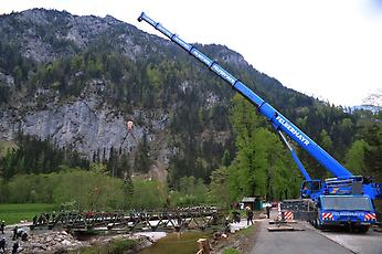 Pioniere errichten eine Bailey Brücke