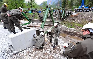 Pioniere errichten eine Bailey Brücke