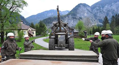 Pioniere errichten eine Bailey Brücke