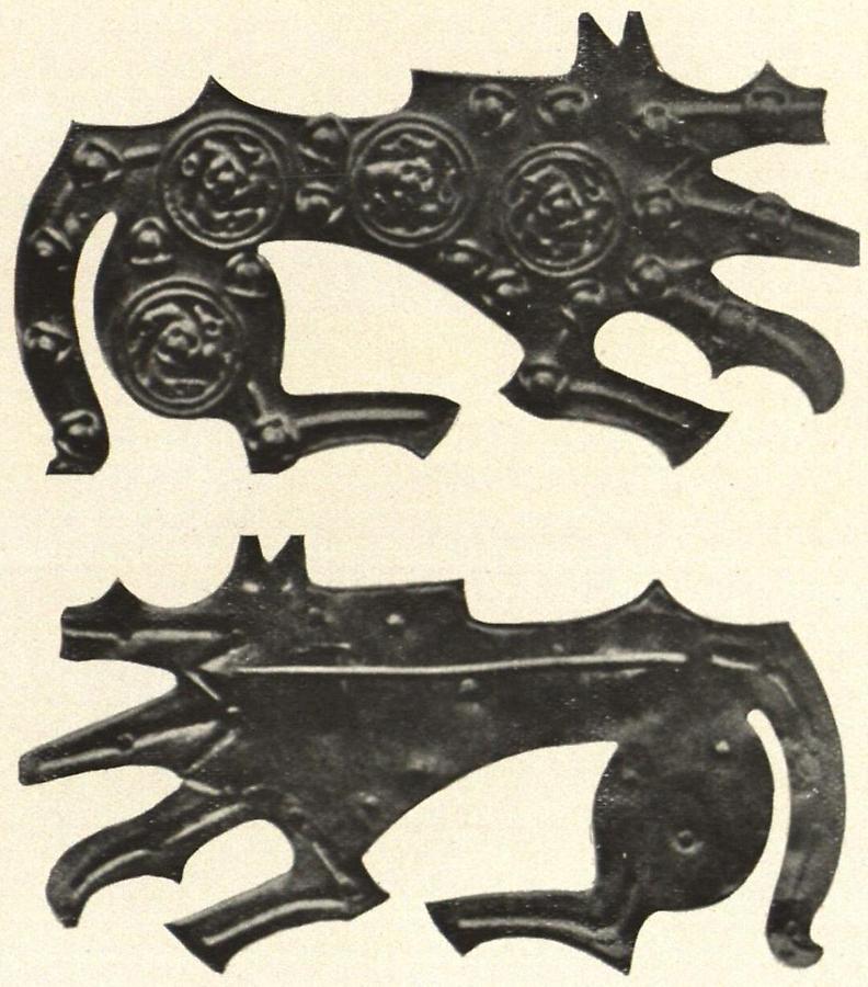 Illustration Tierförmige, goldene Plattenfibel aus dem Goldschatzfunde von Michalkow (Vorder- und Rückseite). Nach M Hoernes: 'Natur- und Urgeschichte des Menschen'