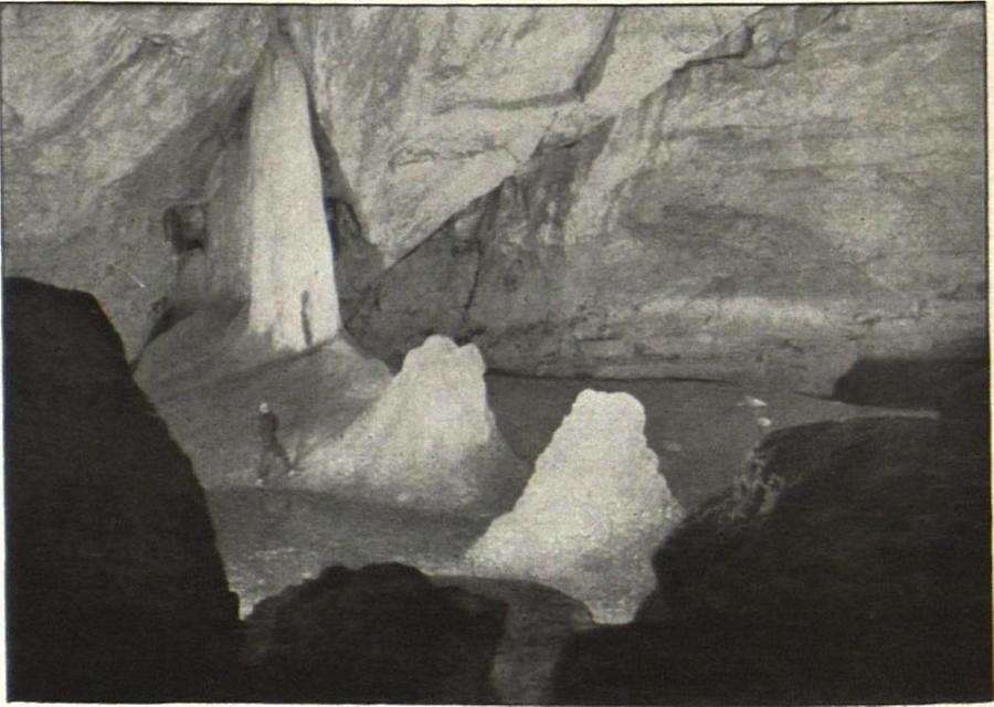 Illustration Dachstein-Riesenhöhle. Im Parsivaldom Eistürme und Eissee