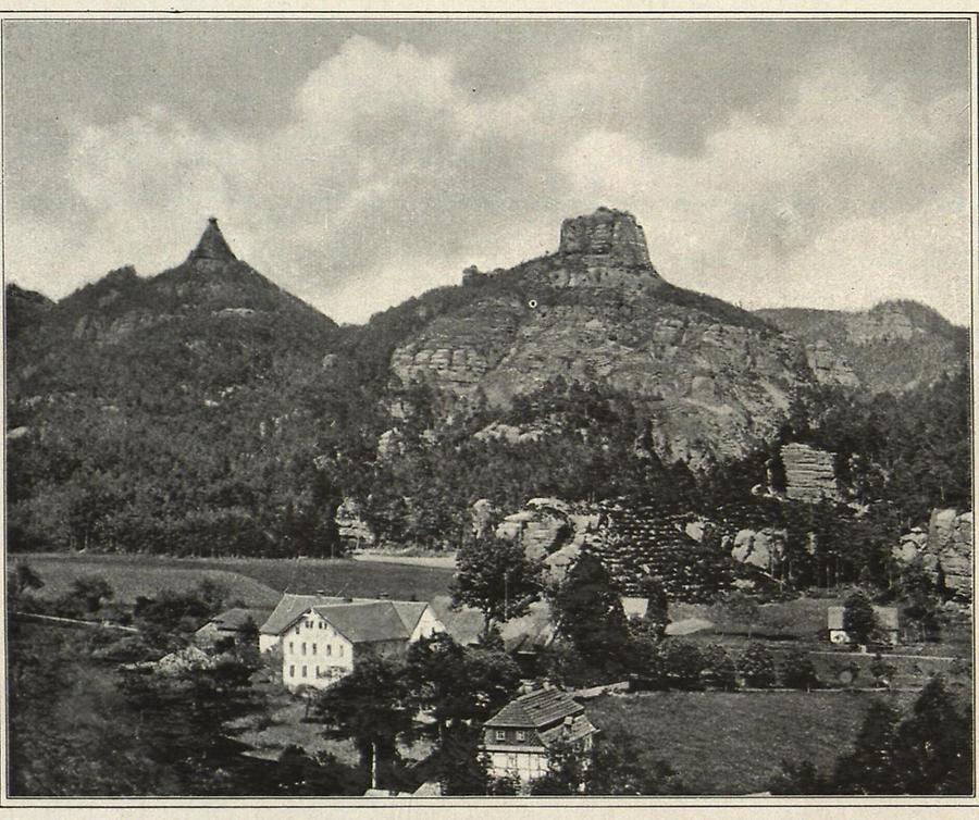 Illustration Elbsandsteingebirge: Felsenpartien bei Böhmisch-Kamnitz Linker Gipfel: Rosenberg