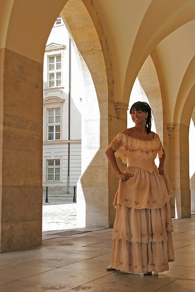 Mädchen im Reifrock, Minoritenkirche Arkaden