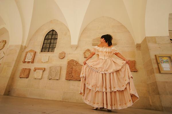 Mädchen im Reifrock, Minoritenkirche Arkaden