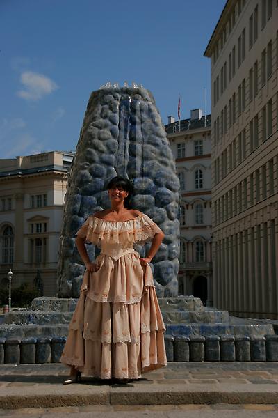 Mädchen im Reifrock, Regierungsviertel beim Ballhausplatz