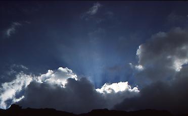 Und unsichtbar über den Wolken: Spähsatelliten und Drohnen!, 1988