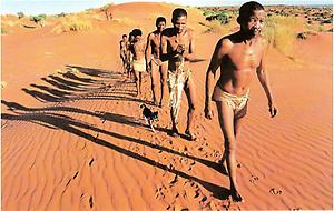 Buschmänner in den Dünen der Kalahari