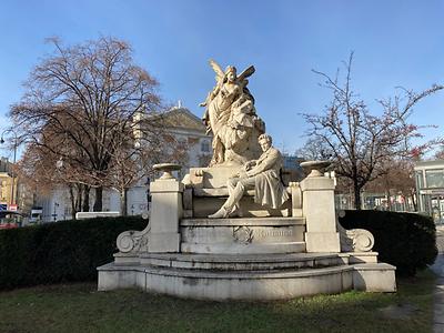 Ferdinand Raimund-Denkmal am Weghuber-Park