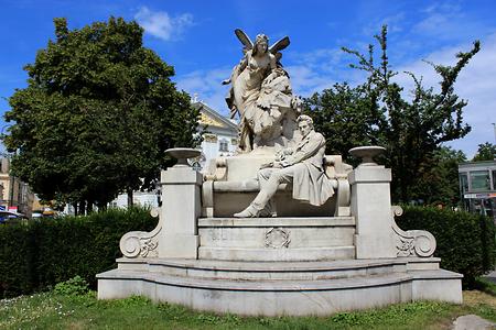 Ferdinand Raimund-Denkmal am Weghuber-Park