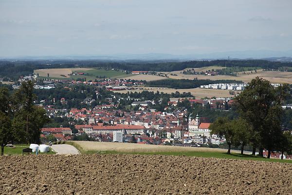 Blick über Schloß Lamberg und Michaelerkirche auf Steyrdorf