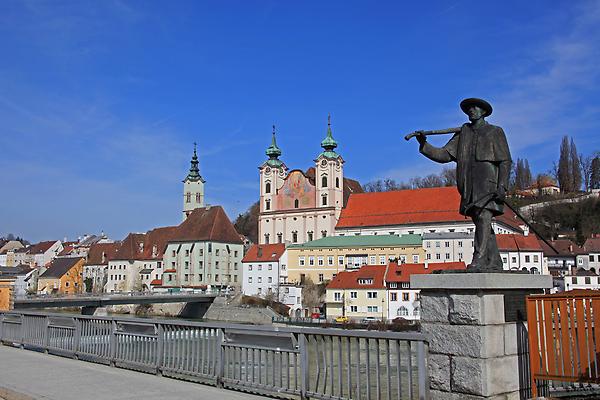 Flößerstatue mit Bürgerspital und Michaelerkirche