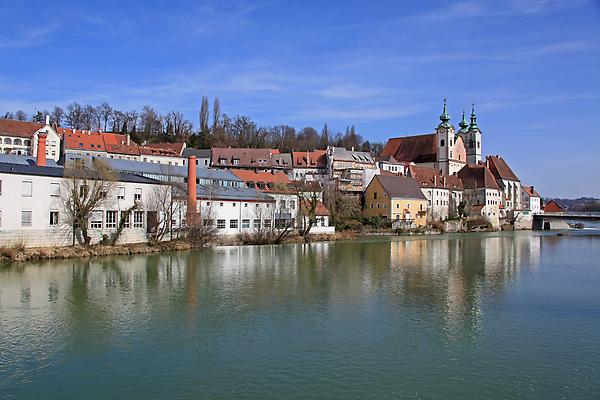 Blick vom Museumssteg zum Bürgerspital und der Michaelerkirche