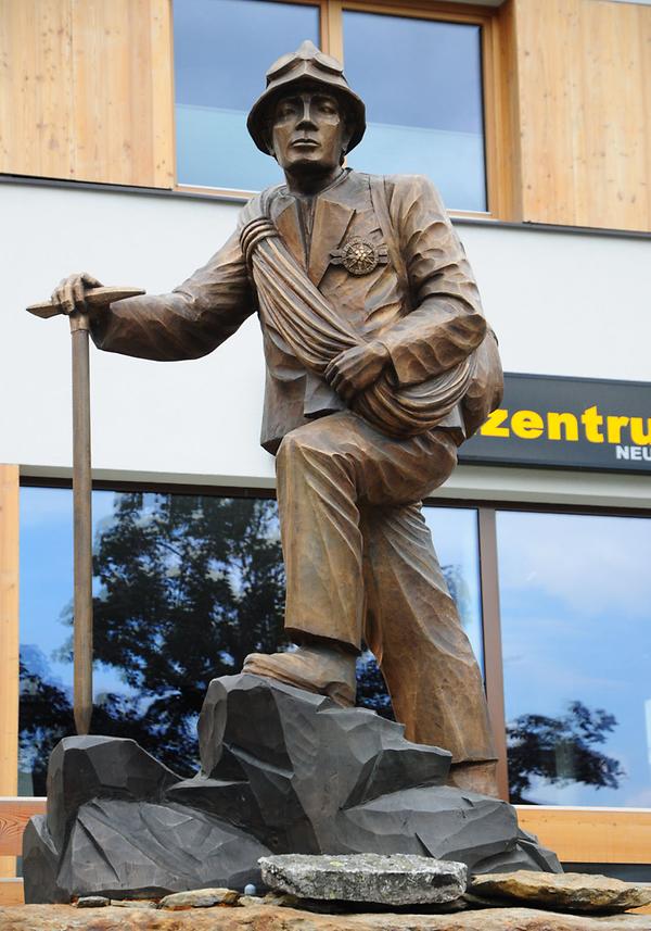 Skulptur beim Haus der Berge