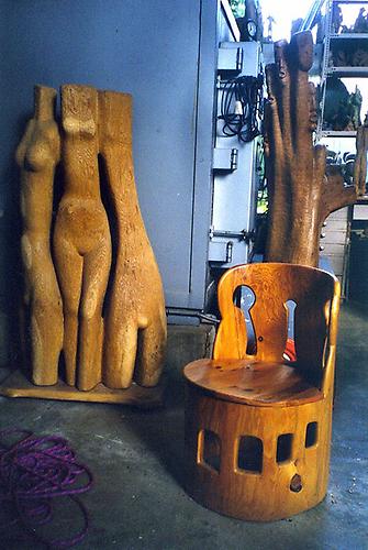 Blick ins Atelier mit '3 Grazien'(1997) Ulmenholz; H: 142 cm, © miehnay