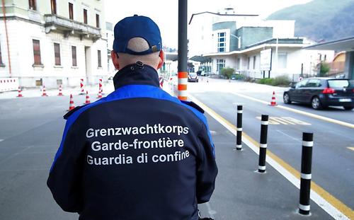 In die Schweiz dürfen Italiener nur noch zu beruflichen Zwecken einreisen