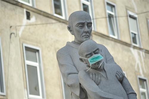 Auch ein Denkmal in Wien erhielt eine Maske – freilich eher als künstlerische Intervention.