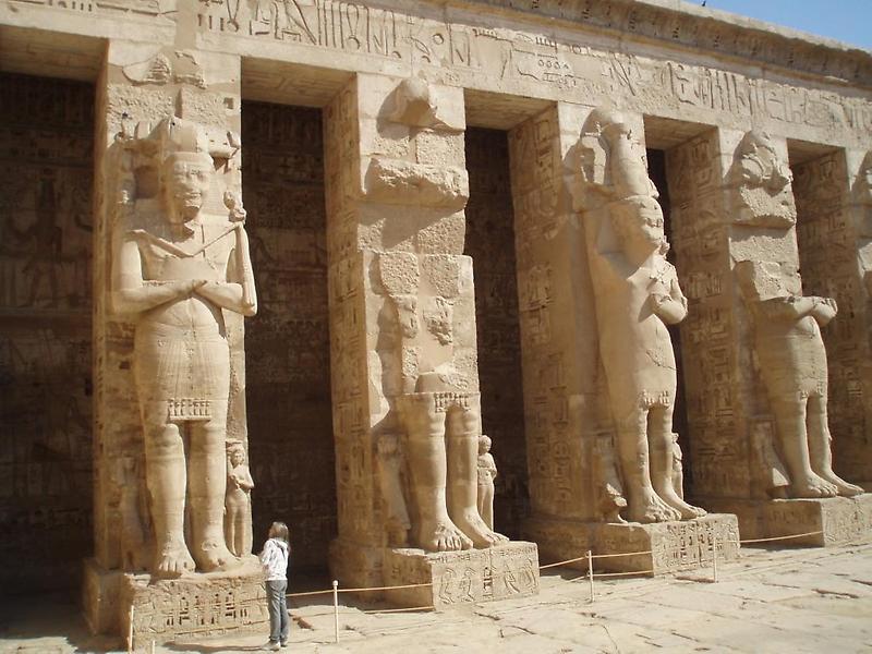 Statues, Temple of Ramses III